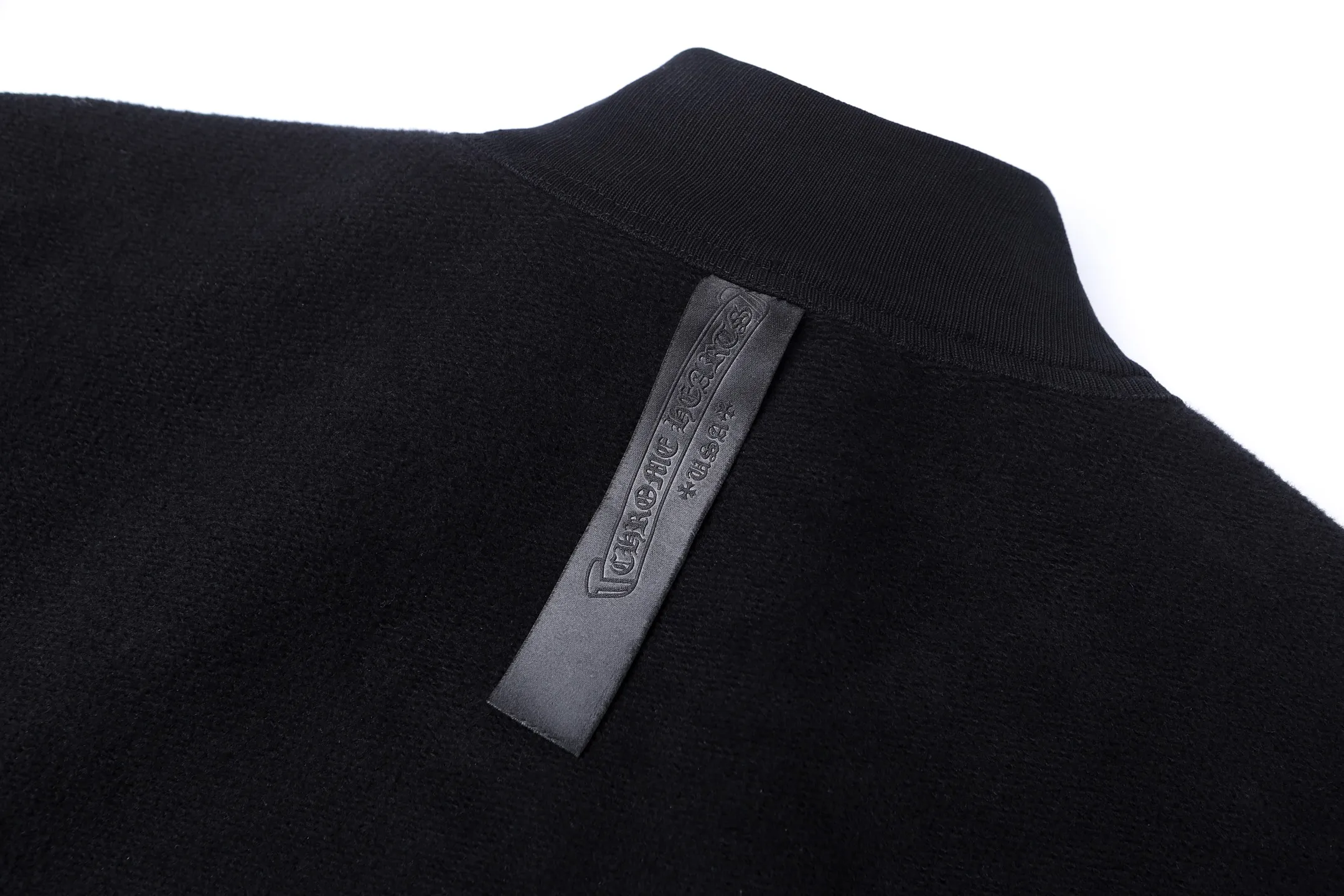 P450 Chrome Hearts 25SS leather cross half-zip long-sleeved sweatshirt ●Authentic product purchased and developed by 22719 ●480g linen-feel combed cotton fabric ●430g 1*1 matching high-end brand rib ●Fabric fermentation ●Template embroidery ●Customized 1:1 leather ●Customized 1:1 back label ●Customized 1:1 zipper ●Customized 1:1 trademark ●Fit version ●Size: S M L XL ●Model number: 2013/4B#10